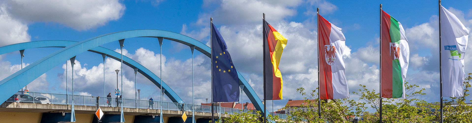 Flaggen vor der Stadtbrücke Frankfurt (Oder)