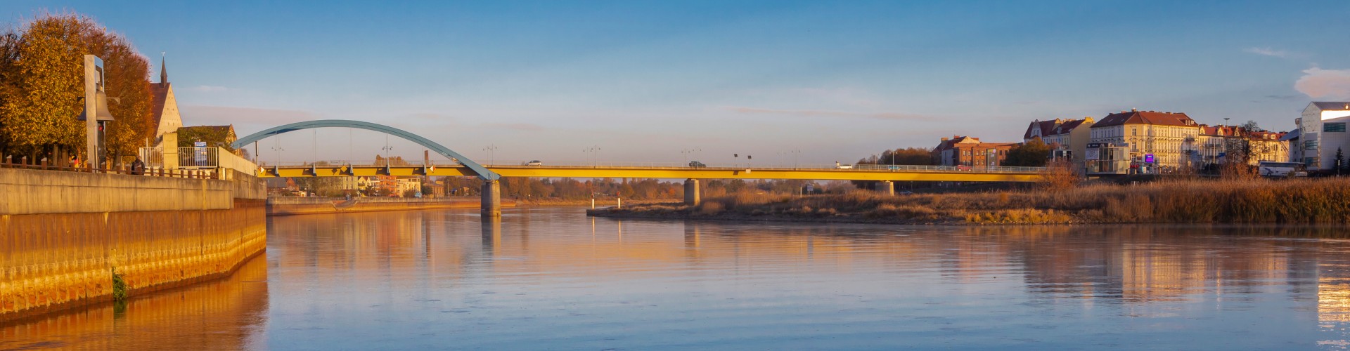 Aufnahme der Stadtbrücke und Oder im Abendlicht