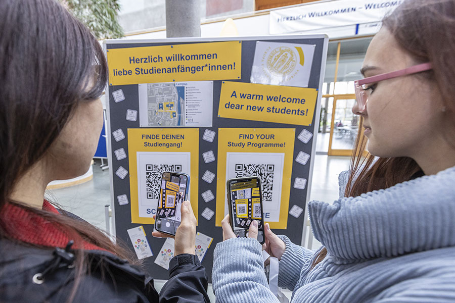 Erstsemester scannen QR-Codes mit ihrem Handy Erstsemester scannen QR-Codes mit ihrem Handy